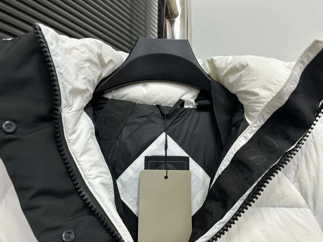 P780 【𝘾𝘼𝙉𝘼𝘿𝘼 𝙂𝙊𝙊𝙎𝙀】Canada Goose Junction/3M Reflective Black Label Parker/2602LB Ouyang Nana’s same Junction Parker is made of CORDURA@’s super-soft EnduraLuxe fabric, which enhances the durability of easy-wear parts, making it lightweight and durable. 360-degree reflective strips on the collar improve visibility in low-light environments. Features a removable hood for easy transition into warmer weather. Removable premium insulated hood adjusts both ways Sizes: XS-XxL